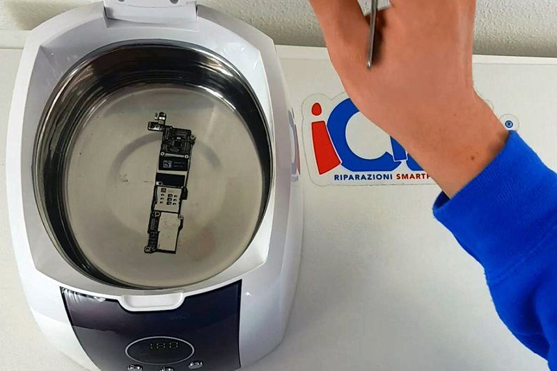 lavaggio componenti smartphone a ultrasuoni